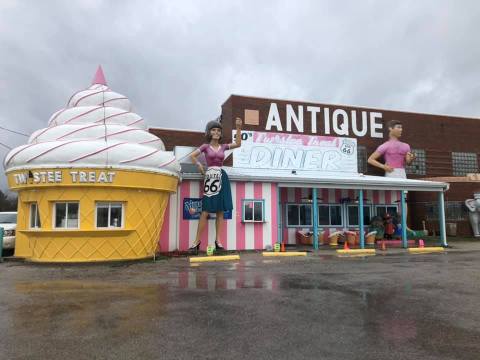 There's No Other Ice Cream Place In Illinois As Retro As The Twistee Treat Diner