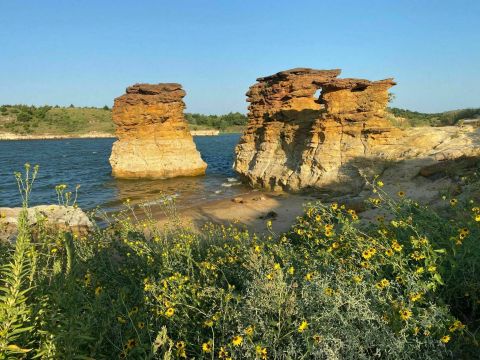 Hike These 9 Kansas Loop Trails To Start Spring Off On The Right Foot
