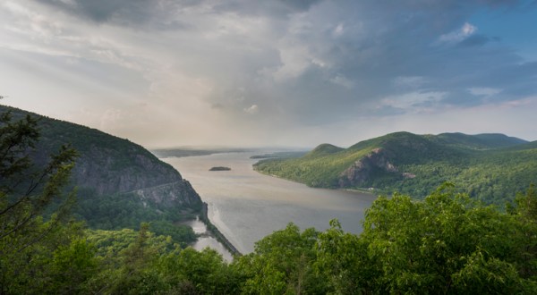 Storm King Mountain Is An Easy Hike In New York That Takes You To An Unforgettable View