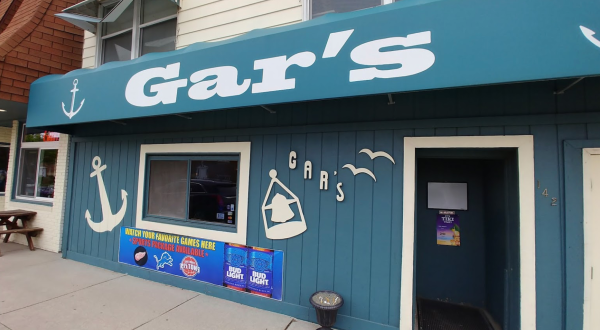 Treat Yourself To A Giant Burger, A Fishbowl Of Beer, And Free Popcorn At Gar’s Lounge In Michigan