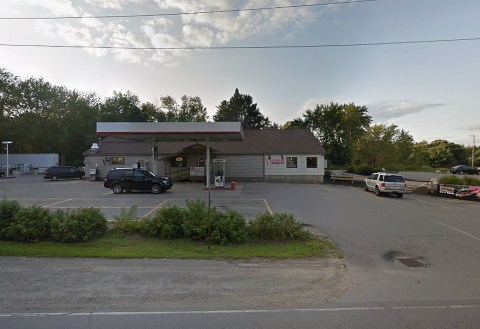 Locals Agree That One Of The Best Breakfast Sandwiches In Maine Is Sold Out Of This Rural Country Store