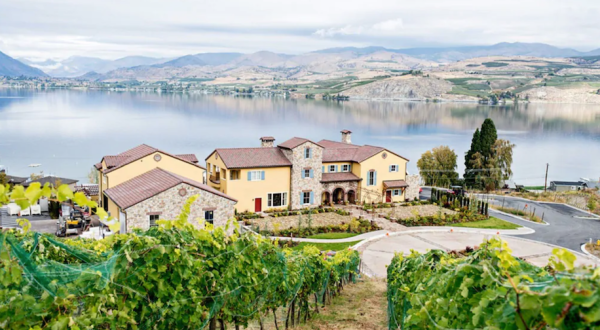 You Can Spend The Night At This Majestic Vineyard Villa In Washington