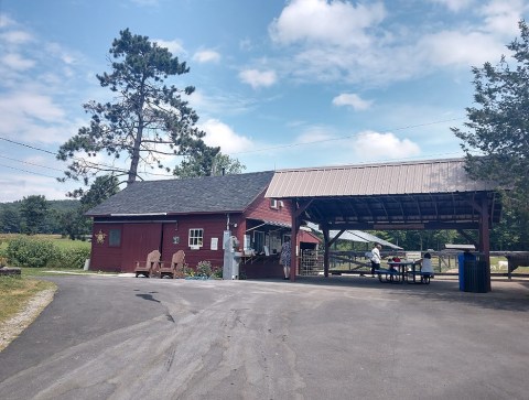 You'll Have Loads Of Fun At This Dairy Farm In New Hampshire With Incredible Ice Cream