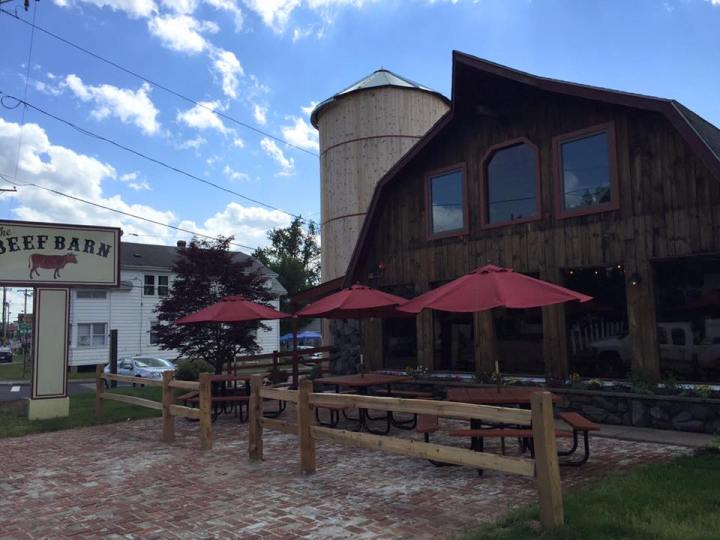 outdoor dining at Beef Barn in Rhode Island