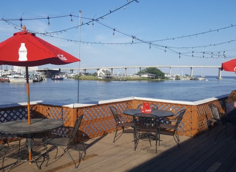 Enjoy Delicious Seafood With A Waterfront View At The Mariner Restaurant In Alabama