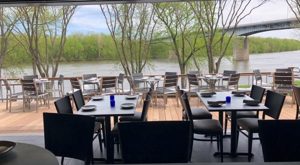 This Award-Winning Connecticut Restaurant Has A Waterfront View At Every Table That You Won’t Want To Miss