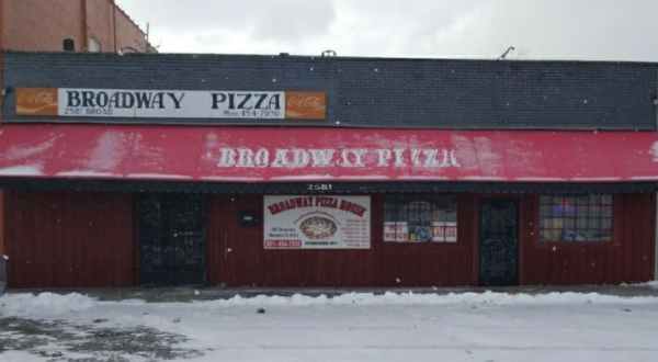 The Legendary Broadway Pizza In Tennessee Has Been Serving Old-Fashioned Pizza Since 1977