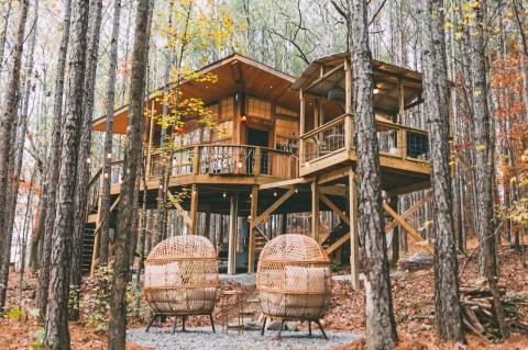 Sleep Among Towering Oaks And Pines At The Wanderlust Treehouse In Alabama
