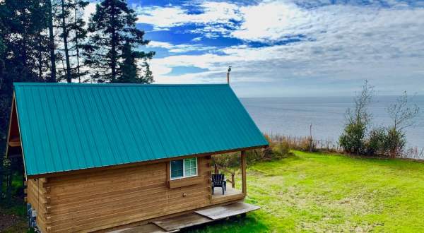 Stay High On A Bluff Above The Kenai River In This Cozy Alaskan Cabin