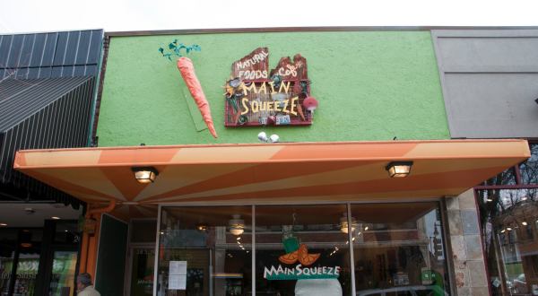 The Grooviest Place To Dine In Missouri Is Main Squeeze, A Hippiesque Restaurant
