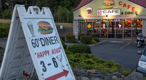 Revisit The Glory Days At This 60s-Themed Restaurant In Oregon