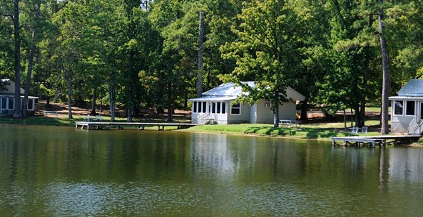 These Quaint Cottages On The Shores Of Lake Tiak-O’Khata In Mississippi Will Make Your Summer Splendid