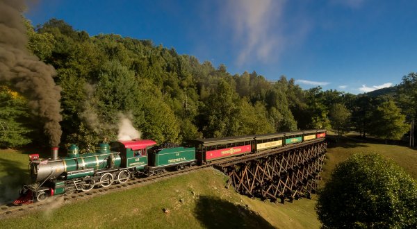 5 Ridiculously Charming Train Rides To Take In North Carolina This Season