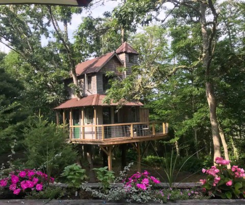 Stay Overnight At This Spectacularly Unconventional Treehouse In Massachusetts
