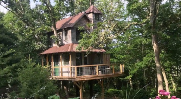 Stay Overnight At This Spectacularly Unconventional Treehouse In Massachusetts