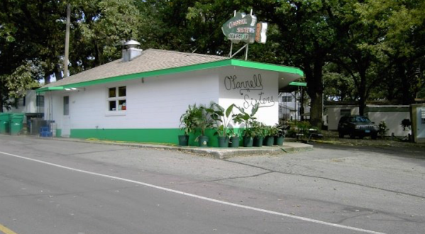 For More Than 70 Years, This Cozy Waterfront Restaurant Has Served The Best Pancakes In Iowa