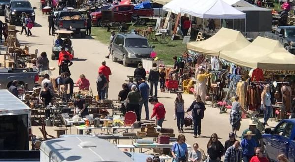 You Could Spend Hours At This Giant Outdoor Marketplace In Iowa
