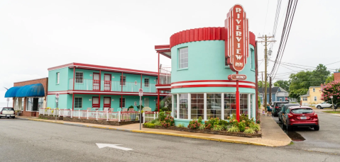 Virginia's Newly Renovated Riverview Inn Is A Retro Adventure Just Waiting To Happen