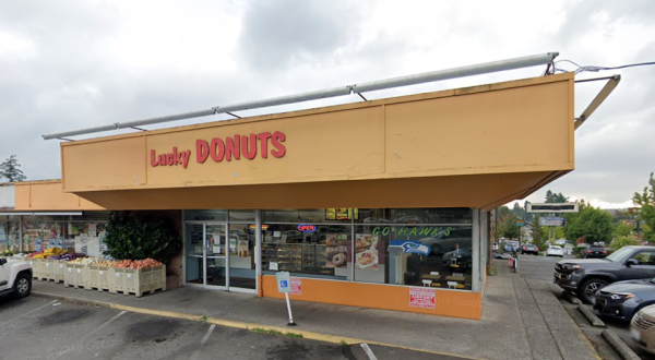 Discovering This Small Town Washington Donut Shop Is Lucky Indeed