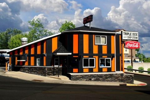 The Very First Drive-Thru Restaurant In Indiana Still Has Cars Lining Up Around The Corner