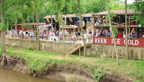 There's No Place Quite Like Bobbers Tap, A Quirky Outdoor Waterfront Bar In Illinois
