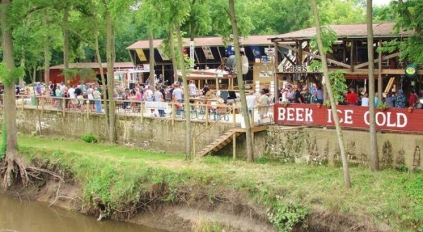 There’s No Place Quite Like Bobbers Tap, A Quirky Outdoor Waterfront Bar In Illinois