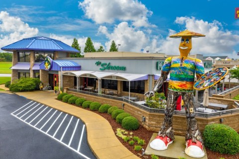 The Grooviest Place To Dine In Alabama Is Mellow Mushroom, A Hippie-Themed Restaurant