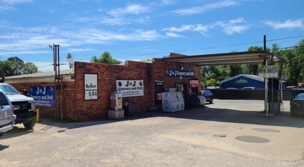 Visit J&J Grocery And Deli For One Of Alabama’s Best Burgers