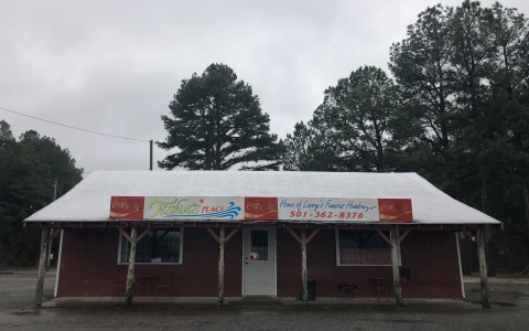 Don’t Let The Outside Fool You, This Burger Restaurant In Arkansas Is A True Hidden Gem