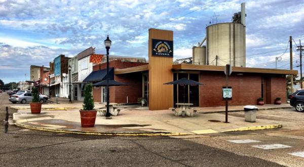 The Brick Oven Baked Pizza At Arkansas’ Smoke House Pizzeria Can’t Be Beat   