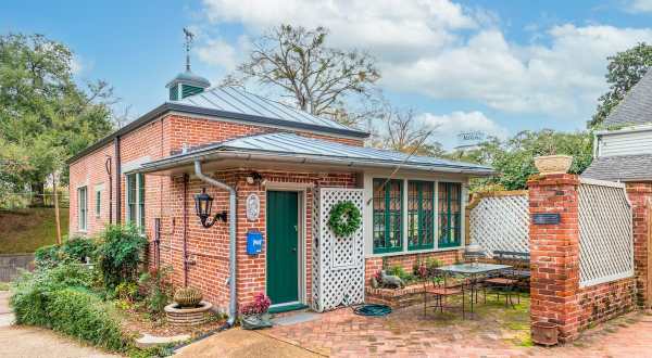You Can Spend The Night In An Old Carriage House At This Unique Mississippi Airbnb          
