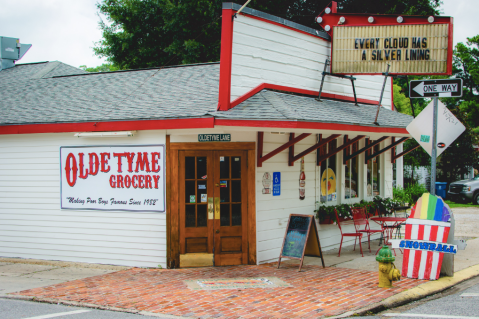 The Sandwiches And Snowballs From Olde Tyme Grocery In Louisiana Are The Perfect Pair