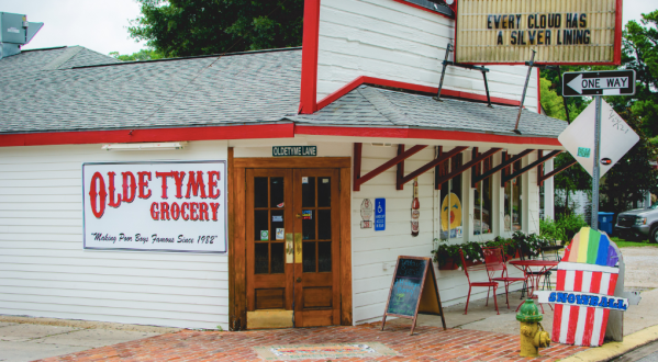 The Sandwiches And Snowballs From Olde Tyme Grocery In Louisiana Are The Perfect Pair