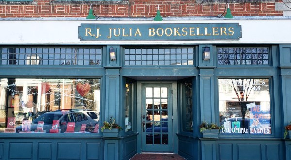 This 2-Story Bookstore In Connecticut, RJ Julia Booksellers, Is Like Something From A Dream