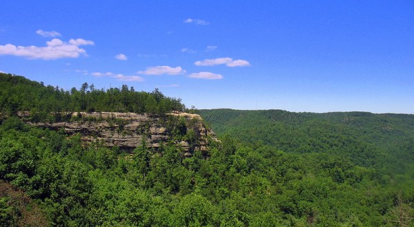 The Magnificent Balanced Rock Trail In Kentucky That Will Lead You To A Hidden Overlook
