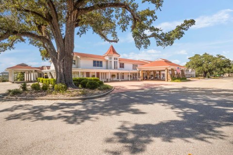 Al Capone And Elvis Presley Once Bunked At This Historic Mississippi Hotel      