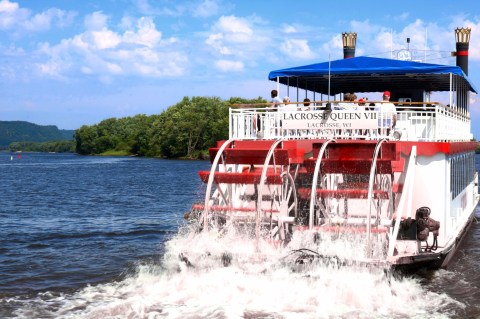 Enjoy Unlimited Pizza, Beer, And Scenery On A Mississippi River Pizza Cruise In Wisconsin