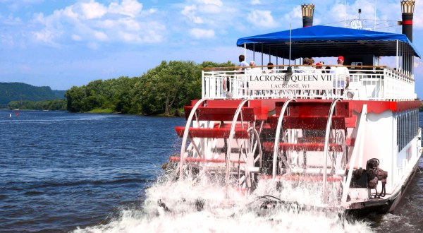 Enjoy Unlimited Pizza, Beer, And Scenery On A Mississippi River Pizza Cruise In Wisconsin