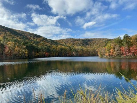 Explore Unparalleled Views Of Mountains On The Scenic Sulpher Springs & Brissy Ridge Trail In South Carolina