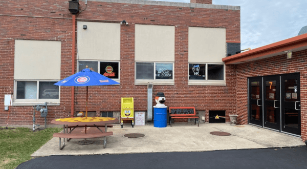 Everyone Will Enjoy The Pizza And Fun Atmosphere At Old School Pizza In Illinois