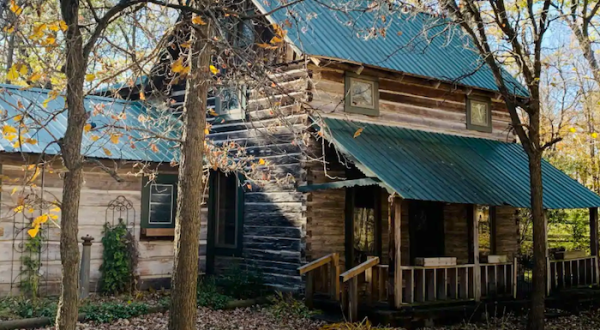 Built In 1858, This Old Log Cabin Is A Charming Lakeside Stay In Minnesota