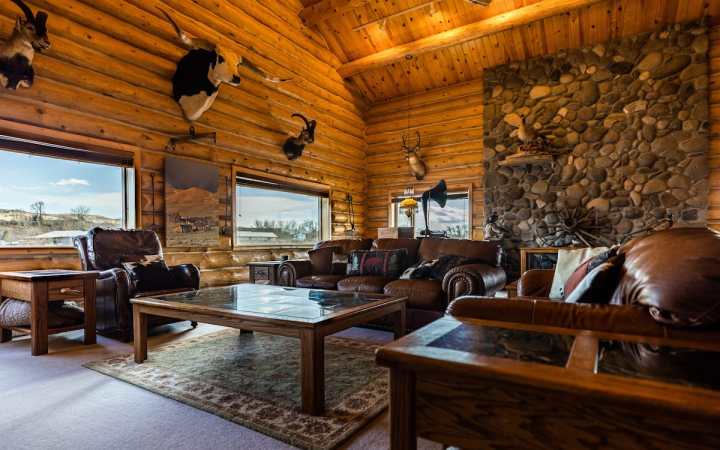 the living area in Almosta Ranch Lodge in Wyoming
