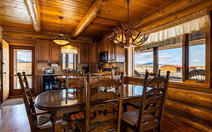 the kitchen in Almosta Ranch Lodge in Wyoming