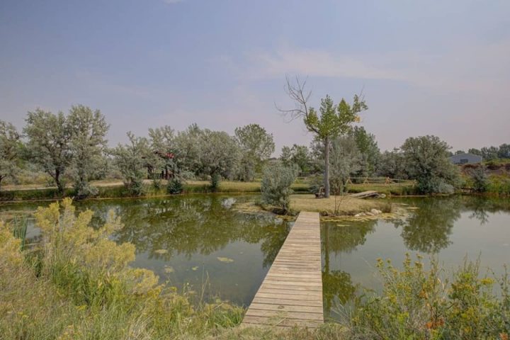 the private island of Almosta Ranch Lodge in Wyoming