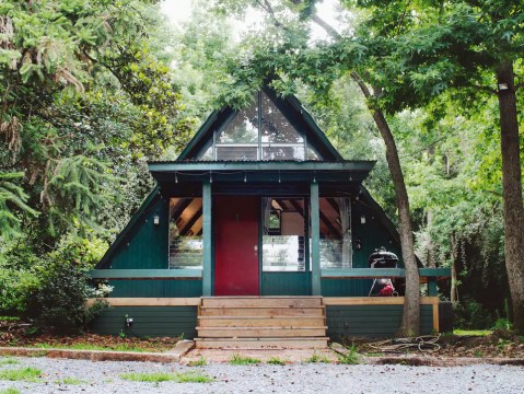 Book A Stay At This Secluded 1955 Airbnb In Alabama For A Peaceful Getaway