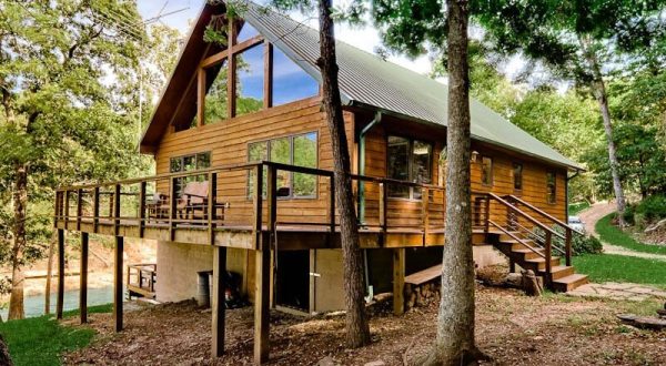 Forget The Resorts, Rent This Charming Waterfront Retreat In Arkansas Instead