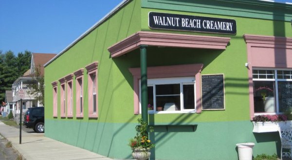 Housed In An Old Post Office, Walnut Beach Creamery In Connecticut Features The Most Unusual (And Tasty) Flavors