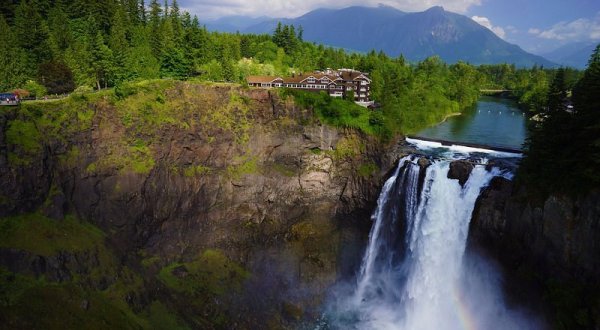 This Magical Waterfall Resort In Washington Will Truly Take You Away From It All