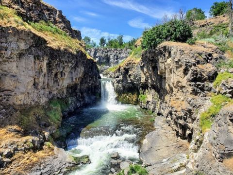 Hike Less Than 1 Mile To This Spectacular Waterfall In Oregon