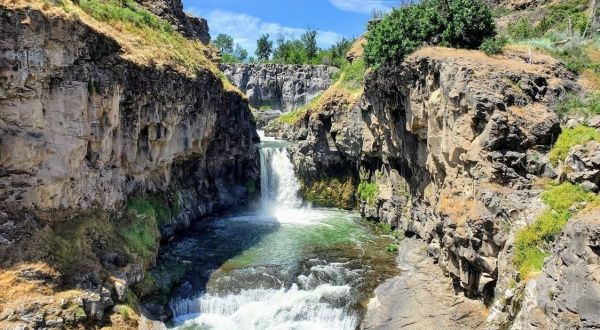 Hike Less Than 1 Mile To This Spectacular Waterfall In Oregon